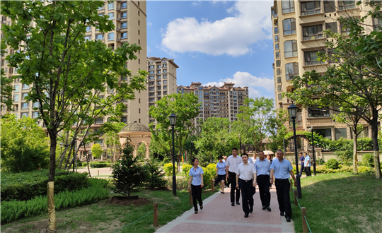 10.物业公司总经理岳奇带队到嘉邑检查_副本.jpg 10.物业公司总经理岳奇带队到嘉邑检查_副本.jpg