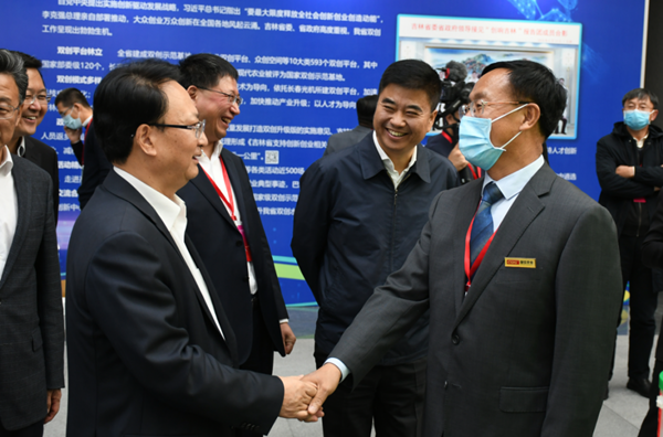 24.省长景俊海与国信农业董事长杨柏明亲切握手_副本.png 24.省长景俊海与国信农业董事长杨柏明亲切握手_副本.png