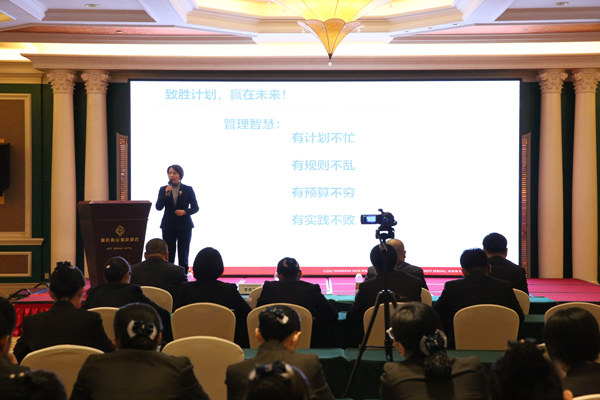 13.李琼华董事长为酒店公司管理人员授课_副本.jpg