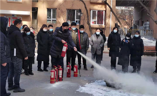 12.物业家人演练使用灭火器_副本.png 12.物业家人演练使用灭火器_副本.png