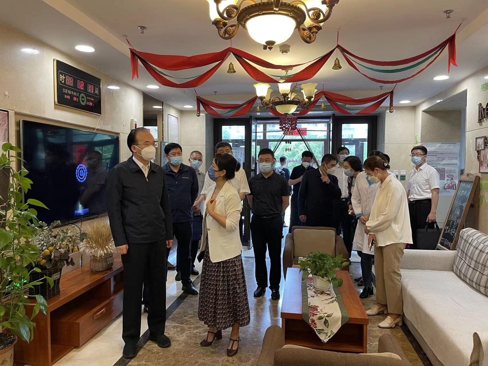 9.吉林省副省长刘凯一行到亲亲园调研医养结合工作.jpg 9.吉林省副省长刘凯一行到亲亲园调研医养结合工作.jpg