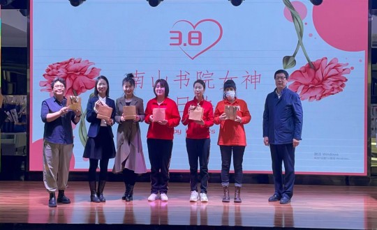 3.康养地产公司“向阳生长·幸福绽放”女神节活动合影留念_副本.jpg 3.康养地产公司“向阳生长·幸福绽放”女神节活动合影留念_副本.jpg