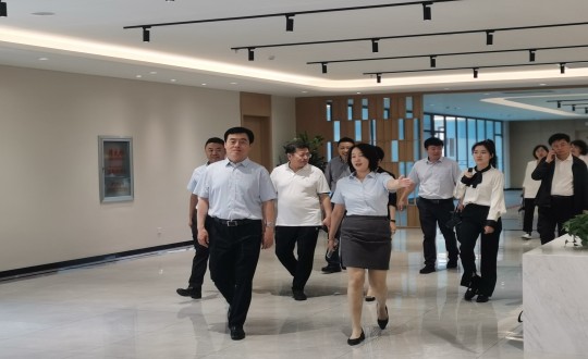 15.省慈善总会会长田锦尘一行莅临康养地产公司参观调研_副本.jpg 15.省慈善总会会长田锦尘一行莅临康养地产公司参观调研_副本.jpg