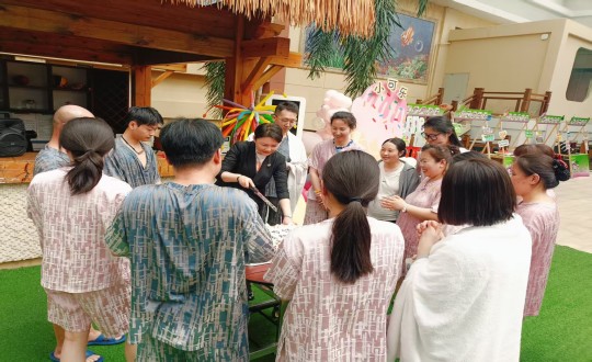 16.酒店公司举办4月中医养生主题生日会_副本.jpg