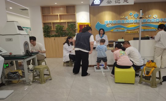15.医疗公司“科学评估，助力成长”儿童义诊活动现场_副本.jpg