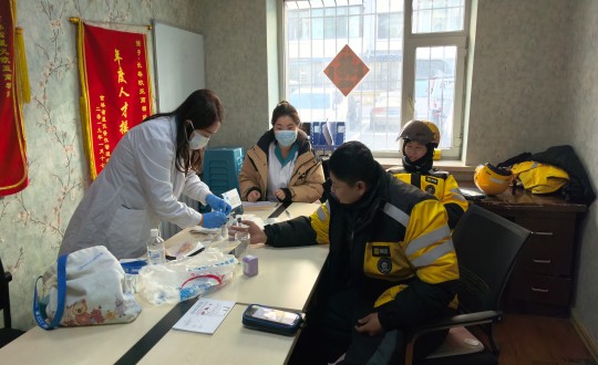 13.医疗公司为美团快递小哥进行免费血压测量和乙肝两对半检测服务_副本.jpg